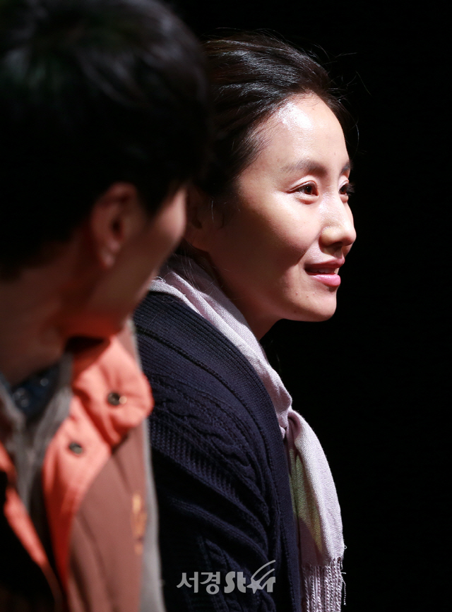 배우 김소진이 12일 오후 서울 종로구 두산아트센터 SPACE 111에서 열린 연극 ‘애도하는 사람’ 프레스콜에 참석해 열연을 펼치고 있다.