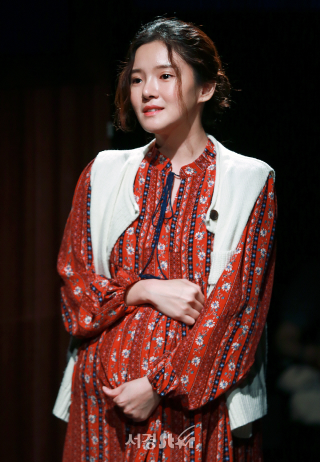배우 박희정이 12일 오후 서울 종로구 두산아트센터 SPACE 111에서 열린 연극 ‘애도하는 사람’ 프레스콜에 참석해 열연을 펼치고 있다.
