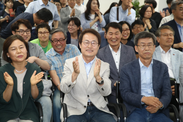 [출구조사] 전국 교육감 진보 13곳 우세... 경합 4곳