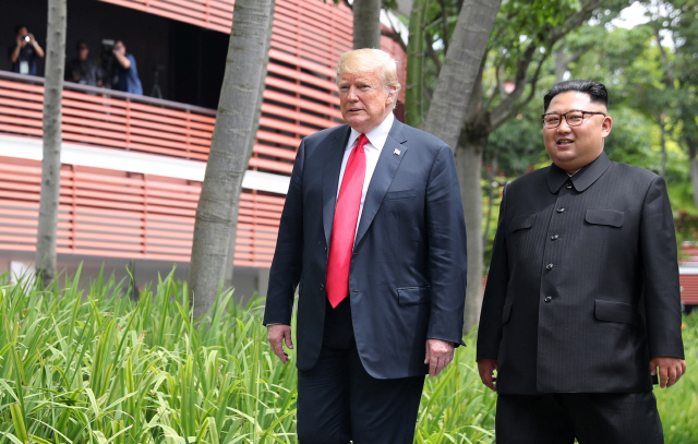 도널드 트럼프(왼쪽) 미국 대통령과 김정은 북한 국무위원장./싱가포르=로이터연합뉴스