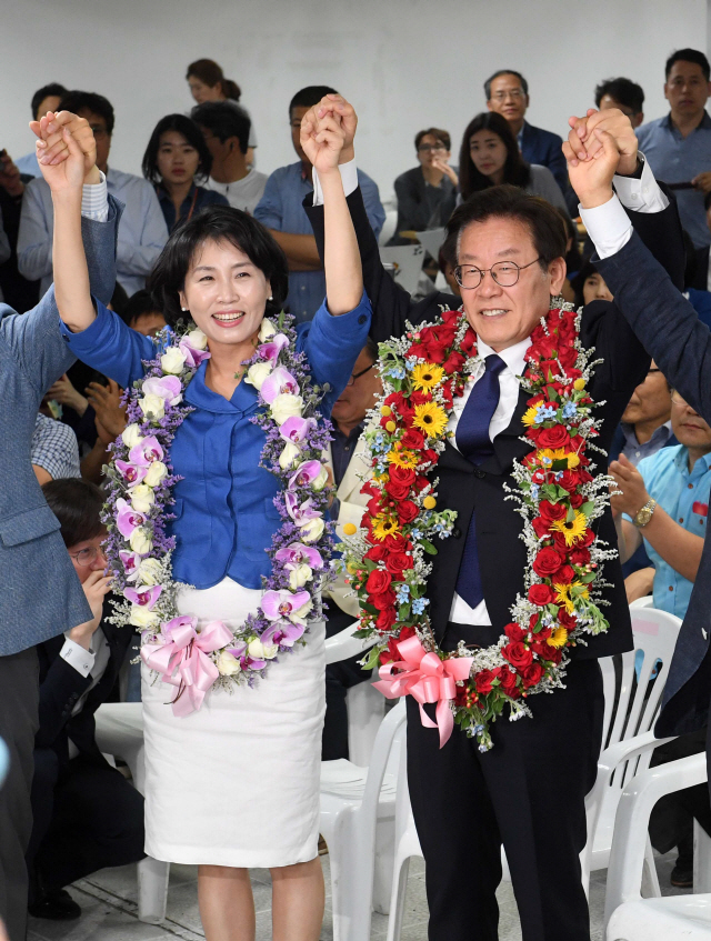 6·13 지방선거 경기지사 선거에 당선이 확실시 되고 있는 이재명 더불어민주당 후보가 13일 경기도 수원시 팔달구 선거사무소에서 지지자들의 환호에 손을 들어 인사하고 있다./연합뉴스