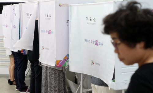 13일 오후 5시 전국동시지방선거 투표율이 56.0%로 집계됐다./연합뉴스