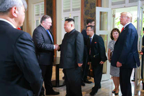 마이크 폼페이오(왼쪽) 미국 국무장관이 지난 12일 싱가포르 센토사섬 카펠라호텔에서 열린 북미 정상회담에 참석해 김정은 북한 국무위원장과 악수하고 있다./싱가포르=조선중앙통신·연합뉴스