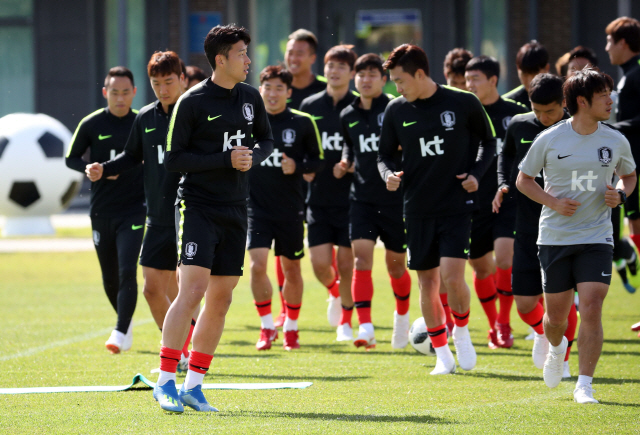 결전지 러시아에 도착한 후 첫 훈련에 나선 한국 축구대표팀 선수들이 13일 상트페테르부르크 스파르타크 경기장에서 가볍게 몸을 풀고 있다. 국제축구연맹(FIFA) 규정상 한 차례 실시해야 하는 일반 공개훈련을 대표팀은 이날 진행했고 훈련장에는 많은 현지 팬이 몰려 손흥민(왼쪽 세 번째) 등 선수들을 응원했다.  /연합뉴스