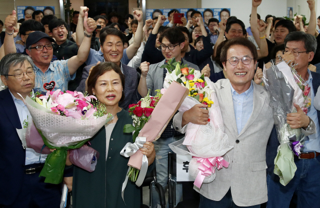 조희연(앞줄 오른쪽) 서울시교육감 당선인이 13일 서울 서대문구 선거사무실에서 부인 김의숙씨 등 지지자들과 함께 당선을 축하하며 환호하고 있다.  /연합뉴스