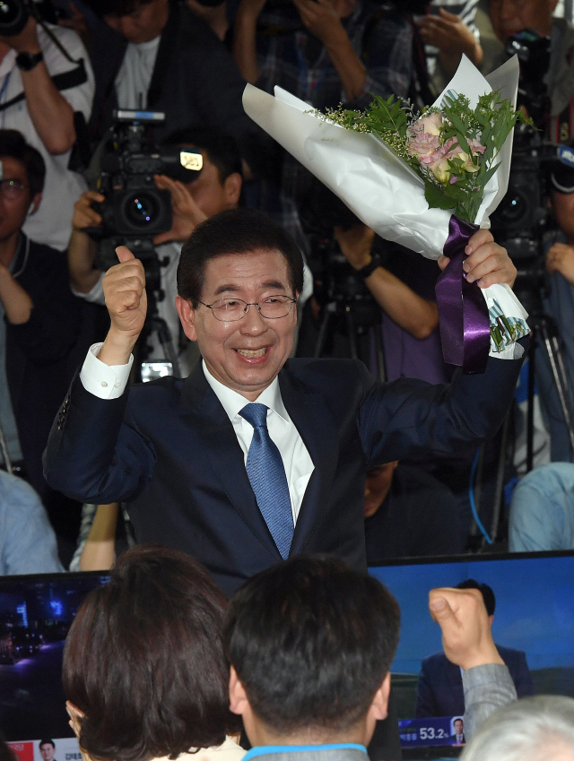 13일 박원순 당선자가 밝은 표정으로 축하 꽃다발을 들고 환호 하고 있다./이호재기자.