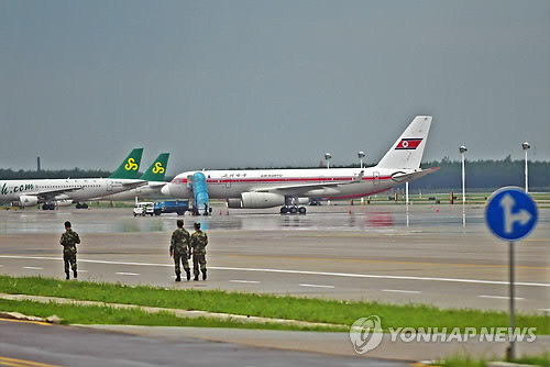 북한 국적 항공사 고려항공은 오는 28일부터 평양과 중국 쓰촨성 성도 청두를 직항으로 잇는 전세기 운항을 시작한다. 사진은 중국 선양에 착륙했던 북한 고려항공 Tu-204 기종./출처=연합뉴스