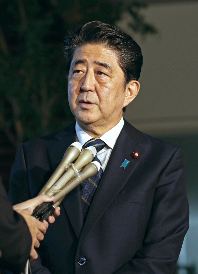 아베 신조 일본 총리가 6일 오후 미국 방문을 위해 출국하기에 앞서 관저에서 기자들의 질문에 답하고 있다./출처=연합뉴스