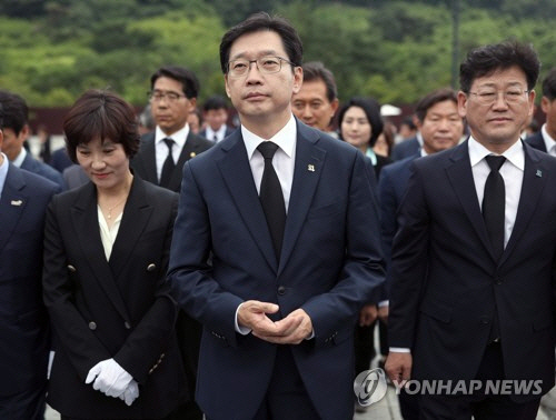 더불어민주당 김경수 경남도지사 당선자가 14일 오전 김해 봉하마을 노무현 전 대통령 묘역을 찾아 헌화· 분향하고 당선 사실을 고했다./연합뉴스