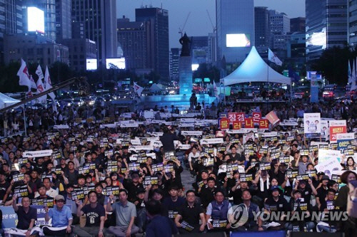 지난 2017년 9월 8일 오후 언론 노동자들이 서울 광화문광장에서 열린 KBS·MBC 공동파업과 언론노조 총력 투쟁 승리를 위한 결의대회에서 공영방송 정상화를 외치고 있다./연합뉴스