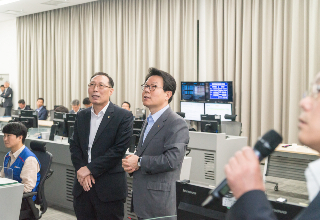 14일 경기도 의왕 NH통합IT센터에서 김광수(가운데) 농협금융지주 회장이 전산시스템에 대해 보고받고 있다./사진제공=농협금융지주
