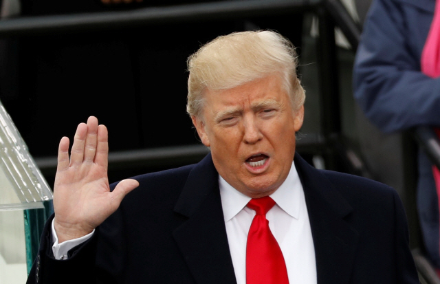 FILE PHOTO: Donald Trump is sworn in as the 45th president of the United States on the West front of the U.S. Capitol in Washington, U.S., January 20, 2017.   REUTERS/Kevin Lamarque/File Photo      <저작권자(c) 연합뉴스, 무단 전재-재배포 금지>