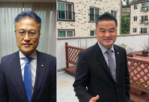 ‘파란머리’ 염색한 민주당 김정우(왼쪽)·임종성(오른쪽) 의원/출처=연합뉴스