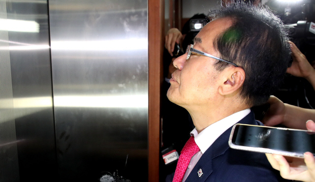 홍준표 자유한국당 대표가 14일 사퇴 의사를 밝히고 서울 여의도 당사를 떠나기 위해 엘리베이터에 탑승해 있다. /연합뉴스