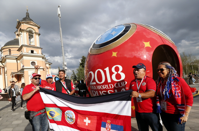 축구 팬들이 14일 러시아 모스크바의 월드컵 구조물 앞에서 응원전을 펼치고 있다. /모스크바=EPA연합뉴스
