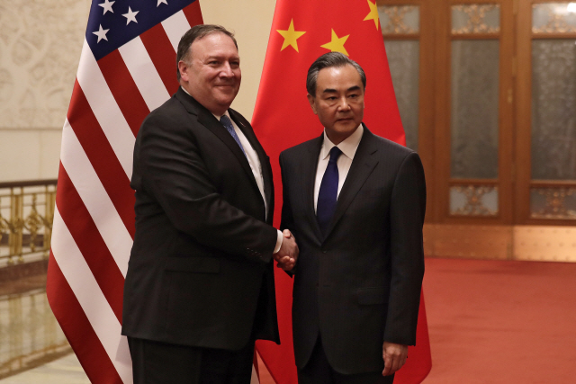 마이크 폼페이오(왼쪽) 미국 국무장관과 왕이 중국 외교담당 국무위원 겸 외교부장/베이징=EPA연합뉴스