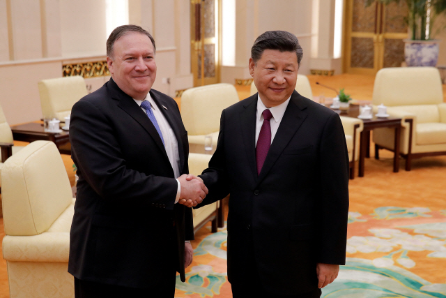 시진핑(오른쪽) 중국 국가주석과 마이크 폼페이오 미국 국무장관/베이징=로이터연합뉴스
