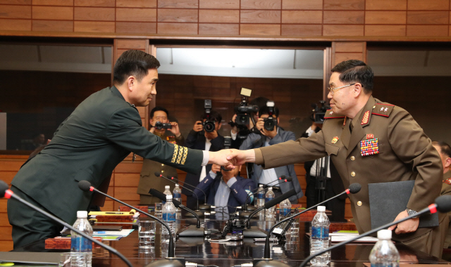 14일 경기도 파주시 판문점 북쪽 통일각에서 남북 장성급 군사회담을 가진 김도균(왼쪽) 남쪽 수석대표와 안익산 북쪽 수석대표가 공동보도문을 교환하며 악수하고 있다. /사진공동취재단