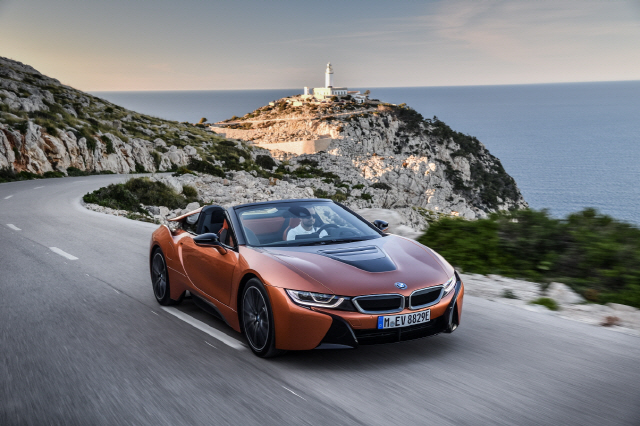 BMW ‘i8 로드스터’는 플러그인하이브리드 방식의 스포츠카로 고성능과 미래지향적 디자인뿐만 아니라 친환경성까지 갖췄다. /사진제공=BMW코리아