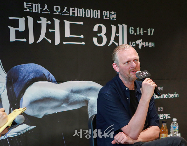 연출가 토마스 오스터마이어가 14일 오전 서울 강남구 LG아트센터에서 열린 연극 ‘리처드 3세’ 기자간담회에 참석해 인사말을 하고 있다.