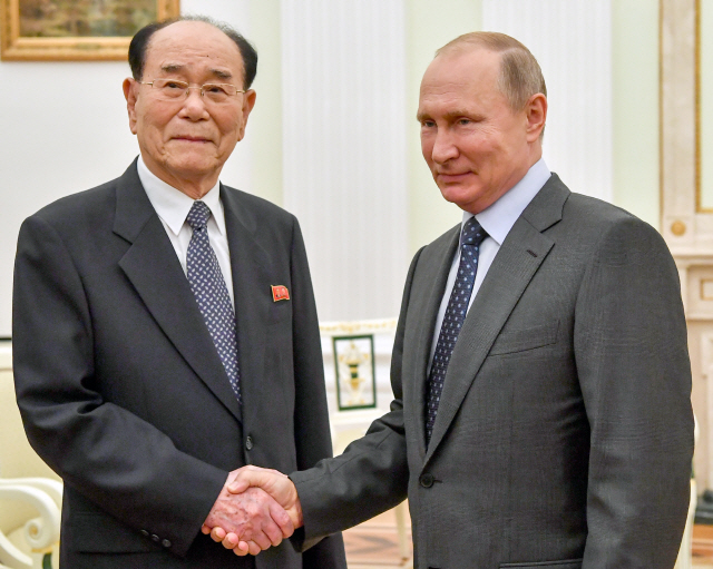 블라디미르 푸틴(오른쪽) 러시아 대통령과 김영남 북한 최고인민회의 상임위원장/모스크바=EPA연합뉴스