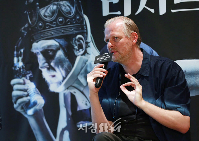 연출가 토마스 오스터마이어가 14일 오전 서울 강남구 LG아트센터에서 열린 연극 ‘리처드 3세’ 기자간담회에 참석해 기자의 질문에 답하고 있다.
