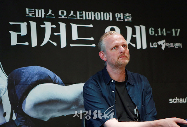 연출가 토마스 오스터마이어가 14일 오전 서울 강남구 LG아트센터에서 열린 연극 ‘리처드 3세’ 기자간담회에 참석하고 있다.