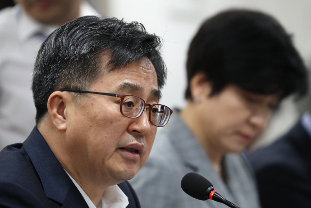 김동연 “고용 동향 매우 충격적…기업·시장에 대한 펌핑 필요”