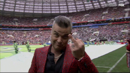 로비 윌리엄스, 러시아 월드컵 개막식서 ‘가운데 손가락 욕’ 논란