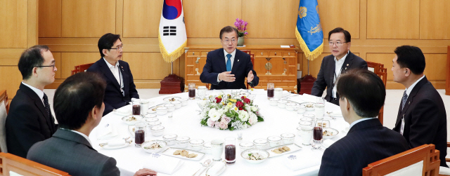 文 대통령 '경찰에 더 많은 수사자율성 부여...검찰은 사후 통제 집중'