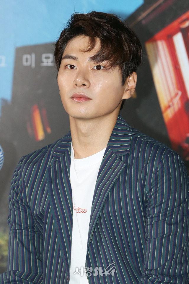 배우 이이경이 15일 오후 서울 광진구 롯데시네마 건대입구에서 열린 영화 ‘더 펜션’ 언론시사회에 참석하고 있다.