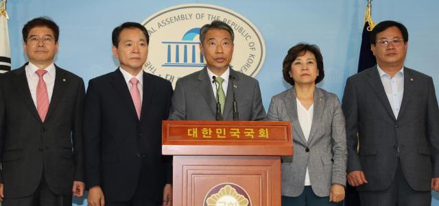 한국당 초선들 “‘보수실패 책임’ 중진들 정계 떠나라” 자유한국당 초선의원인 김성태(왼쪽부터)·성일종·정종섭·김순례·이은권 의원이  15일 오전 국회 정론관에서 기자회견을 갖고 “지난 10년간 보수정치의 실패에 책임이 있는 중진들은 정계 은퇴하고 당을 제대로 이끌지 못한 중진은 당 운영의 전면에 나서지 말고 국민이 원하는 책임 있는 결단을 내려야 한다”고 촉구하고 있다./연합뉴스