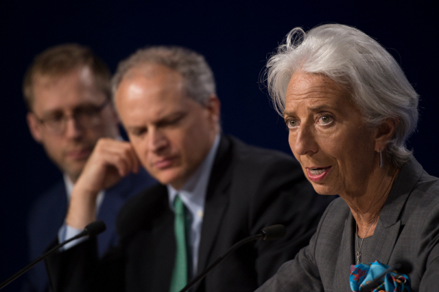 크리스틴 라가르드(오른쪽) 국제통화기금(IMF) 총재가 14일(현지시간) 미국 워싱턴DC에서 열린 기자회견에서 “미국이 일방적으로 시작한 무역전쟁에서는 패자만 있을 것”이라며 “세계 경제에 해가 될 것”이라고 경고하고 있다.   /워싱턴DC=AFP연합뉴스