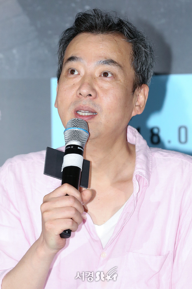 류장하 감독이 15일 오후 서울 광진구 롯데시네마 건대입구에서 열린 영화 ‘더 펜션’ 언론시사회에 참석하고 있다.