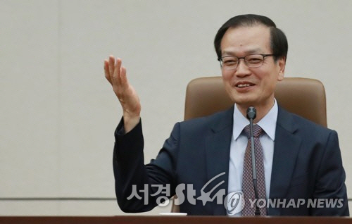 ‘드루킹 댓글조작 사건’을 조사할 허익범 특별검사가 12일 서울 서초구 서울지방변호사회관에서 기자간담회에서 취재진 질문에 답하고 있다. (사진=연합뉴스)