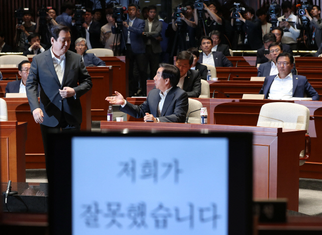 김성태(오른쪽) 자유한국당 원내대표가 15일 오후 국회에서 열린 비상 의원총회에 참석해 모두발언을 위해 이동하는 김무성 의원에게 말을 건네고 있다. /연합뉴스