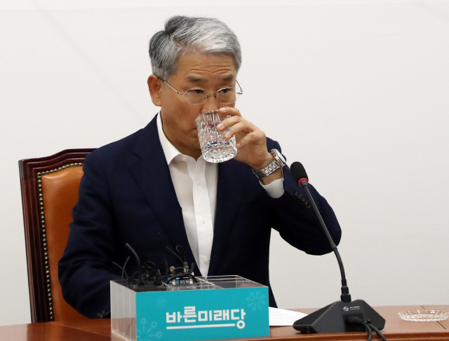김동철 바른미래당 비상대책위원장이 15일 국회에서 기자간담회를 하며 물을 마시고 있다./연합뉴스