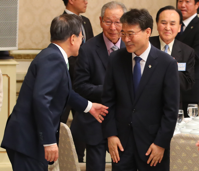 문재인 대통령이 호국 보훈의 달을 맞아 5일 오전 청와대 영빈관에서 열린 국가유공자 및 보훈가족 초청 오찬에 입장하다 장하성 청와대 정책실장과 인사하고 있다. /연합뉴스