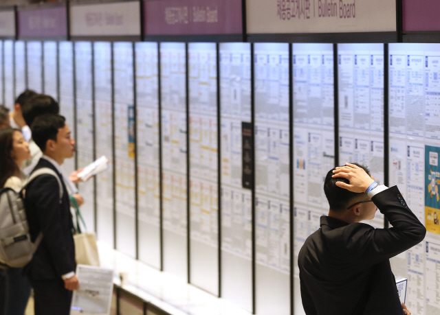 15일 오후 서울 강남구 코엑스에서 열린 외국인 투자기업 채용박람회에서 구직자들이 채용공고 게시판을 살펴보고 있다. /연합뉴스