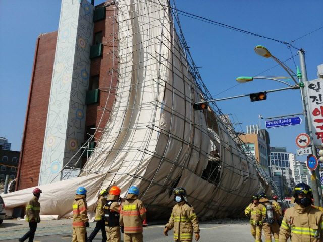 16일 오전 서울 동작구 신대방2동 주민센터 인근 4층 건물 철거 공사장에서 건물 일부가 무너졌다. 이 사고로 주변에 있던 동작구청 직원 1명이 찰과상을 입어 병원에 이송됐다. /연합뉴스