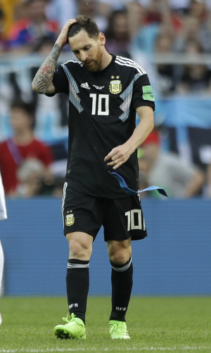 아르헨티나의 리오넬 메시가 지난 16일(한국시간) 아이슬란드와의 D조 1차전을 무승부로 마친 뒤 아쉬운 표정으로 그라운드를 벗어나고 있다. /모스크바=AP연합뉴스