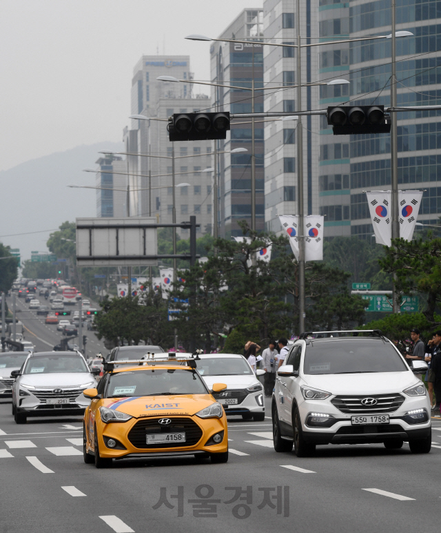 17일 서울 강남구 코엑스 앞 대로에서 열린 '자율주행 자동차 국민 체감' 행사에서 시민들이 탑승한 자율주행차가 일반도로를 달리고 있다./권욱기자