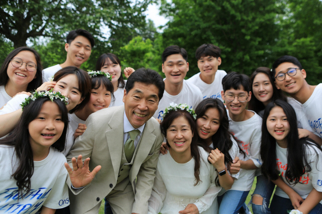 김다드림(뒷줄 가운데) 중위를 비롯한 15명의 가족이 환하게 웃고 있다. /사진제공=육군