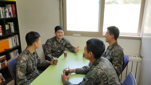 김다드림 중위가 포대원들과 대화를 나누고 있다. 김 중위는 ‘분대원보다 많은 가족’과 생활한 경험을 살려 사랑과 배려·신뢰의 병영문화를 만들어가고 있다.