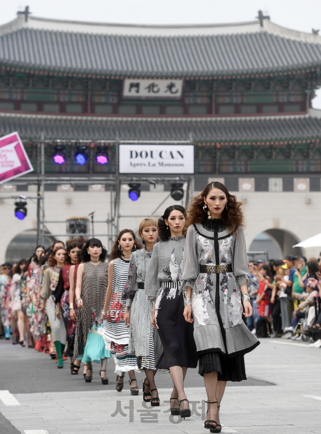 17일 서울 광화문 세종대로에서 열린 '차 없는 거리 패션쇼'에서 모델들이 워킹을 하고 있다. 이날 행사는 서울시가 차 없는 거리의 날을 맞아 개최했다./권욱기자ukkwon@sedaily.com