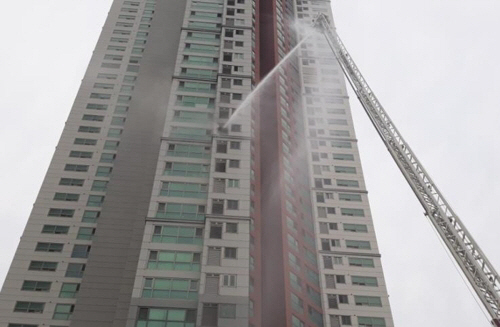 17일 오전 8시께 인천 청라국제도시 고층 아파트서 화재가 발생해 주민 55명 긴급대피했다/사진=인천 서부소방서 제공