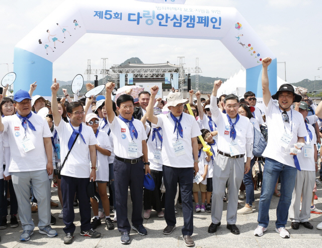 16일 광화문에서 열린 ‘제5회 다링안심캠페인’에 참가한 육현표(앞줄 왼쪽 세번째) 에스원 사장이 박상기(〃네번째) 법무부 장관, 김갑식(〃다섯번째) 전국범죄피해자지원연합회장과 함께 나눔 걷기에 앞서 파이팅을 외치고 있다. /사진제공=에스원