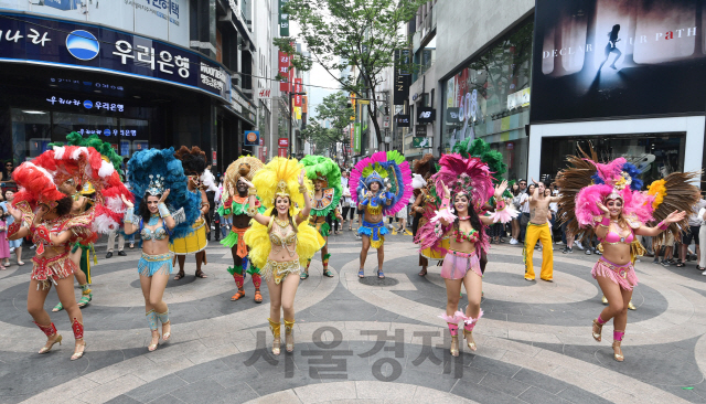 17일 서울 중구 명동 거리에서 댄서들이 브라질 리우 삼바 공연을 펼치고 있다. 이날 행사는 오는 23일부터 8월 26일까지 진행되는 롯데월드 어드벤처 여름 시즌 축제 ‘삼바 카니발’을 알리기 위해 마련됐다./권욱기자ukkwon@sedaily.com