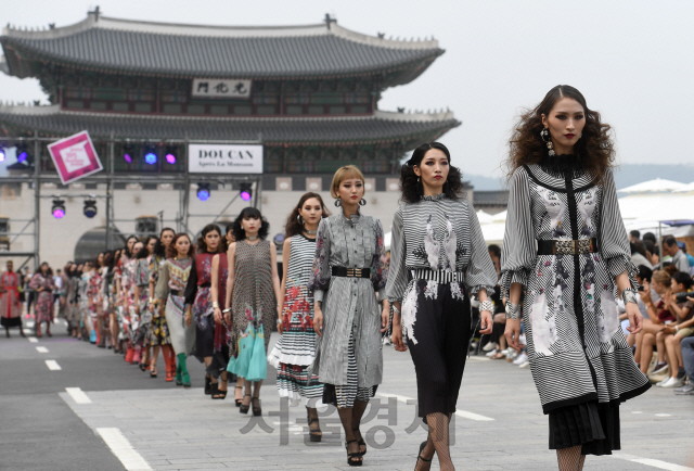 17일 서울 광화문 세종대로에서 열린 '차 없는 거리 패션쇼'에서 모델들이 워킹을 하고 있다. 이날 행사는 서울시가 차 없는 거리의 날을 맞아 개최했다./권욱기자ukkwon@sedaily.com