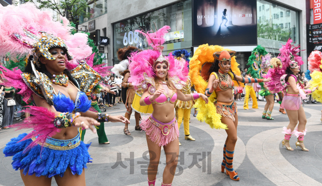 17일 서울 중구 명동 거리에서 댄서들이 브라질 리우 삼바 공연을 펼치고 있다. 이날 행사는 오는 23일부터 8월 26일까지 진행되는 롯데월드 어드벤처 여름 시즌 축제 ‘삼바 카니발’을 알리기 위해 마련됐다./권욱기자ukkwon@sedaily.com